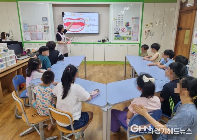 동부보건소 소속 치과위생사가 특수학급 교실을 방문해 학생 눈높이에 맞춘 구강보건교육을 진행하고 있다