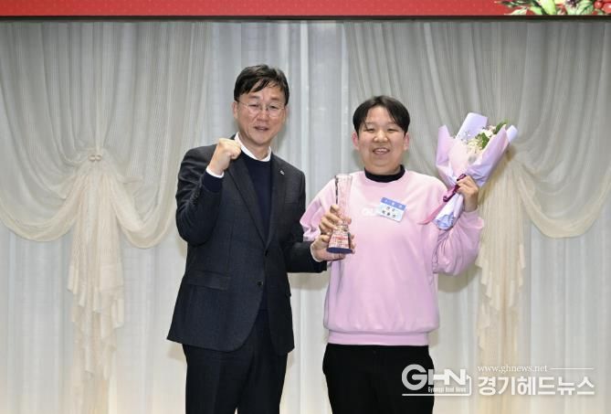 이민근 안산시장(사진 왼쪽)이 18일 안산상공회의소에서 열린 '2025 안산시 장애인 체육인의 날' 행사에서 최우수 선수상을 수상한 박충신 선수(사진 오른쪽)와 함께 기념촬영을 하고 있다.