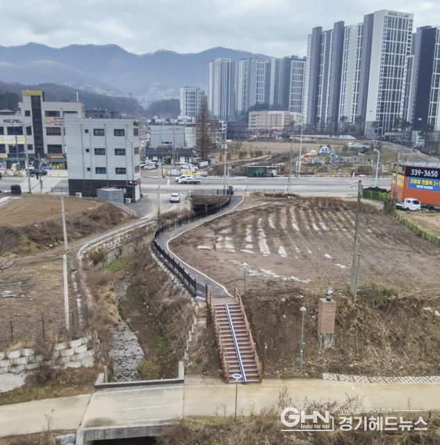 용인특례시는 모산소하천 산책로를 조성했다