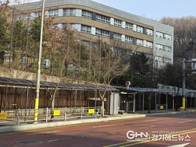 차양 시설이 설치된 중일초 인근 통학로