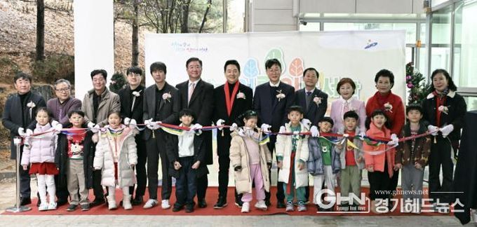 이민근 안산시장(사진 오른쪽에서 다섯번째)과 참석자들이 23일 열린 상록어린이도서관 별동 개관식에서 테이프 커팅을 하고 있다.