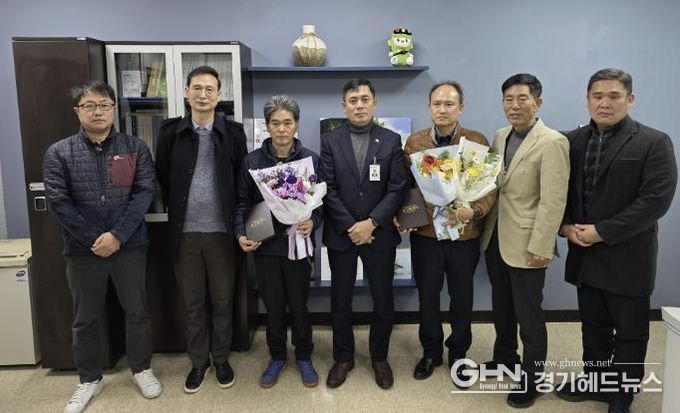 화성특례시가 30일 모범 택시 운수종사자에 표창장을 수여했다