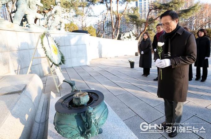 임태희 교육감 현충탑 참배 현장 사진