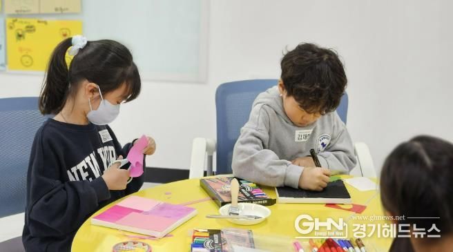 <겹겹의 감정 콜라주> 참여 어린이들이 작품을 만들고 있다.