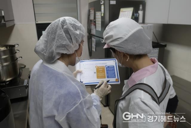 시흥시어린이ㆍ사회복지급시관리지원센터는 철저한 점검을 통해 공공급식의 안전을 지키고 있다.