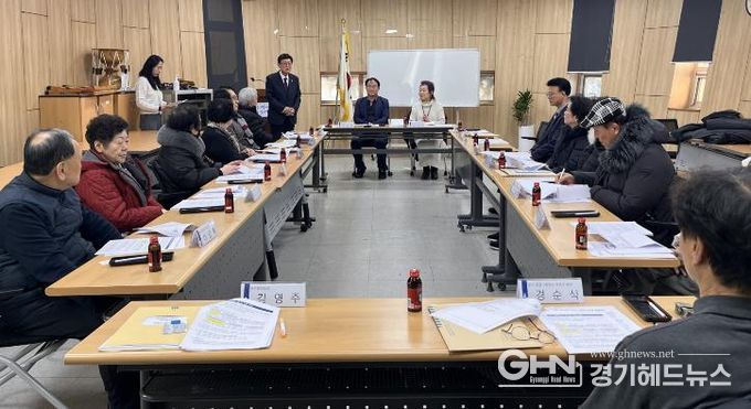 수원시 영통구 원천동, 경로당 맞춤 '바른 복지-건강소식지' 첫 배부