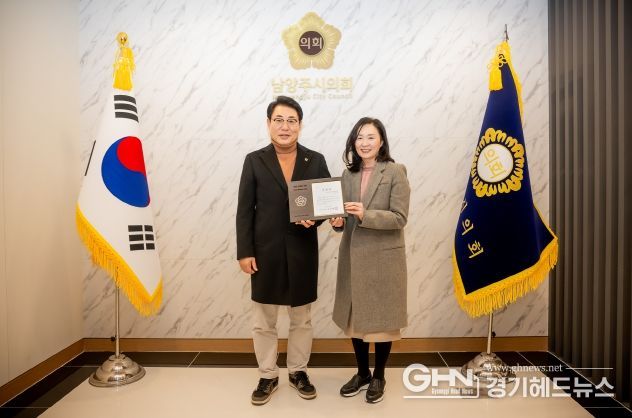 남양주시의회, 공공도서관 사회적 가치 확산에 기여한 공무직 근로자 이인자 작가 표창 수여식 개최