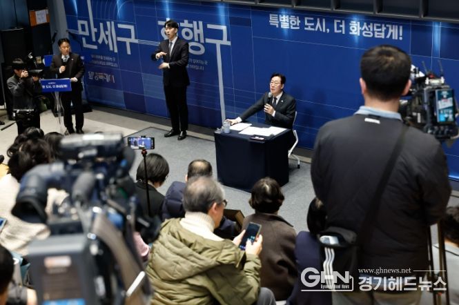 정명근 화성특례시장이 27일 열린 2026년 신년 기자회견에서 언론인과 질의응답을 하고 있다.