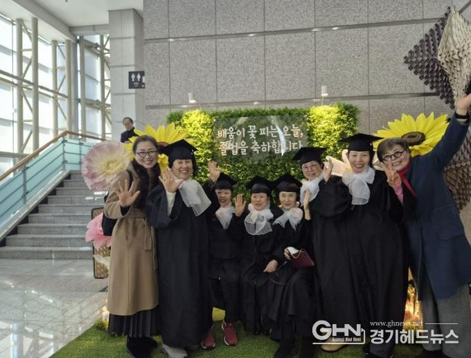 용인특례시가 초등학교와 중학교 학력 인정 합동 졸업식을 열었다.