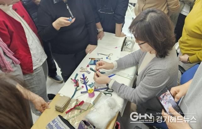수원시농업기술센터에서 규방공예 교육에 참여한 시민들이 실습하고 있다.