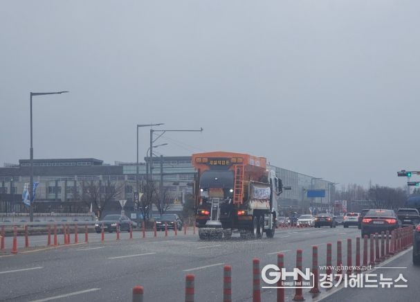 지난 1월 11일 제설차량으로 도로에 제설제를 살포하는 모습.