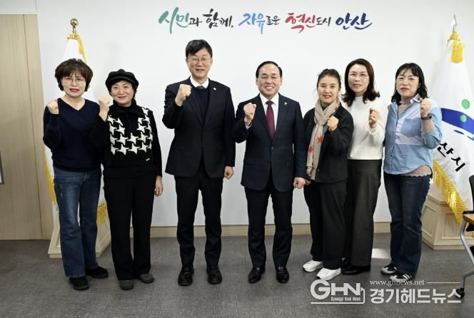 이민근 안산시장(왼쪽 세번째)이 2일 소상공인연합회와 간담회를 진행하고 회원들과 함께 기념촬영을 하고 있다.