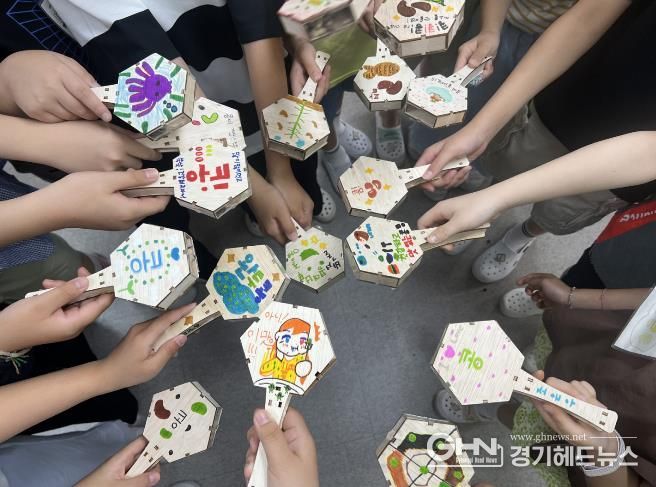 학생들이 ‘콩!콩!콩! 콩이 좋아요!’ 수업에서 직접 만든 콩 마라카스를 들어 보이고 있다.