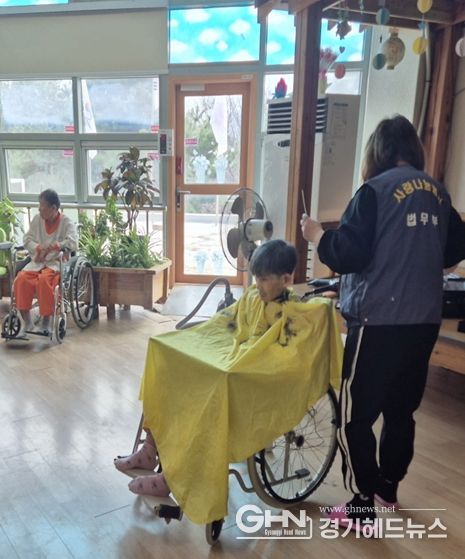 요양원 어르신의 마음을 다듬는 미용사