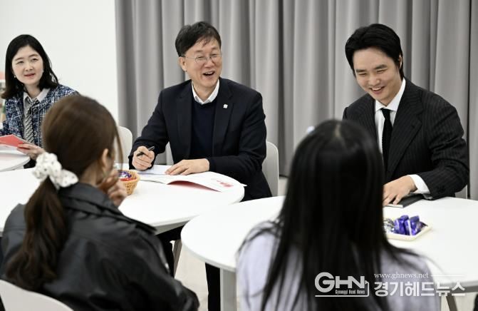 이민근 안산시장(가운데)이 13일 한부모가족 통합지원센터를 방문하고 센터 종사자 및 이용자들과 대화를 나누고 있다.