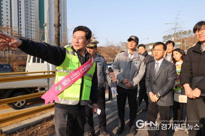 이상일 용인특례시장은 20일 함박초 등굣길 교통지도봉사에 참여해 학교 주변 통학로를 점검했다