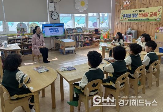 ‘내가 지구를 사랑하는 방법’그림책 동화책에 대해 이야기나누고 있다.