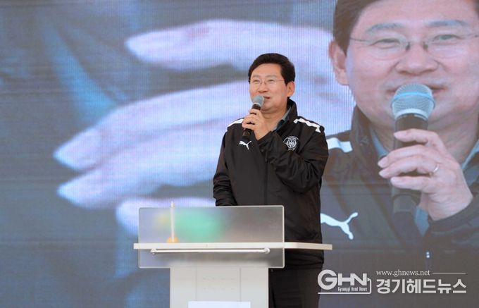 28일 동백호수공원에서 열린 동백2동 주민자치 작품발표회에 참석한 이상일 시장이 축사를 하고 있다