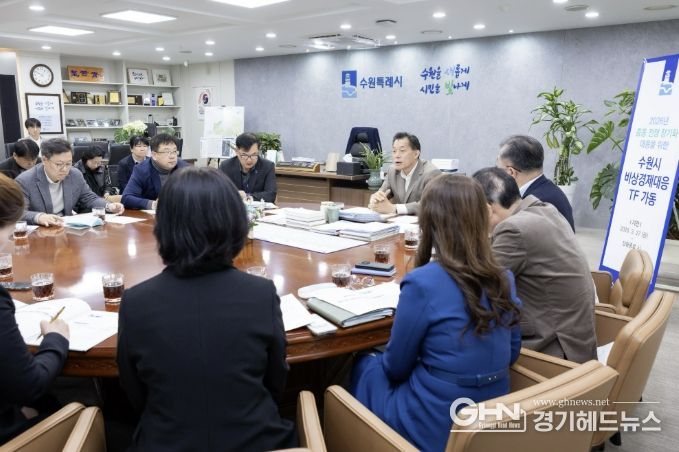 이재준 수원시장이 ‘비상경제대응 태스크포스’ 회의에서 발언하고 있다.