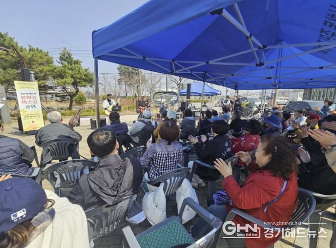 시흥시 신현동, 봄 여는 따뜻한 선율…‘봄 마중 버스킹 공연’마쳐