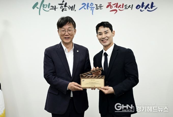 이민근 안산시장(사진 왼쪽)이 이충구 배우(사진 오른쪽)에게 안산시 홍보대사 위촉패를 수여하고 기념촬영을 하고 있다.