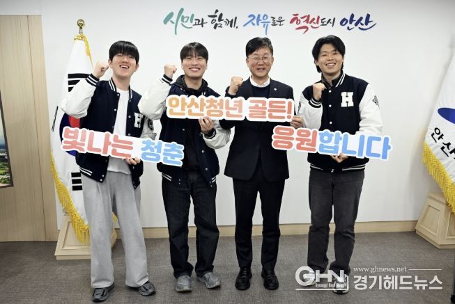 이민근 안산시장(사진 오른쪽 두번째)이 9일 안산시청에서 한양대학교 ERICA 학생들과 청년 유출 문제를 주제로 간담회를 진행하고 기념촬영을 하고 있다.