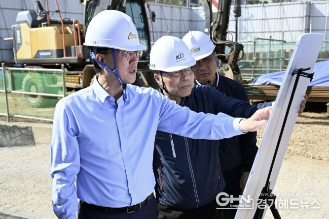 이민근 안산시장이 15일 본오동 해란공원 실내수영장 건립 공사 현장에서 공사 추진 현황을 점검하고 있다.
