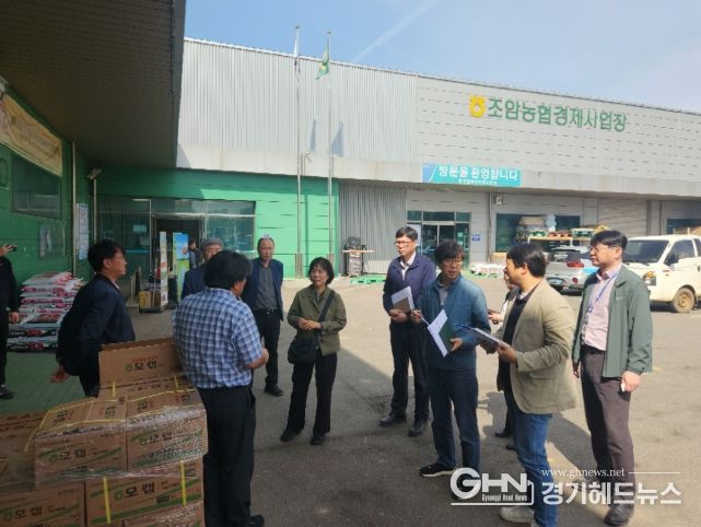 조암농협 경제사업장에서 농자재 수급 현황을 점검하며 관계자들과 의견을 나누고 있다.